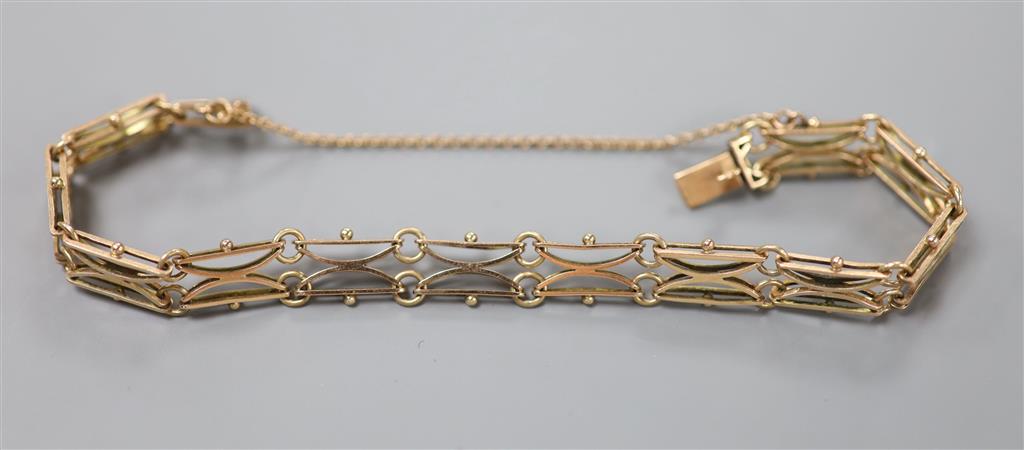 A 10ct yellow metal gatelink bracelet, approx. 16.5cm, 9.6 grams.